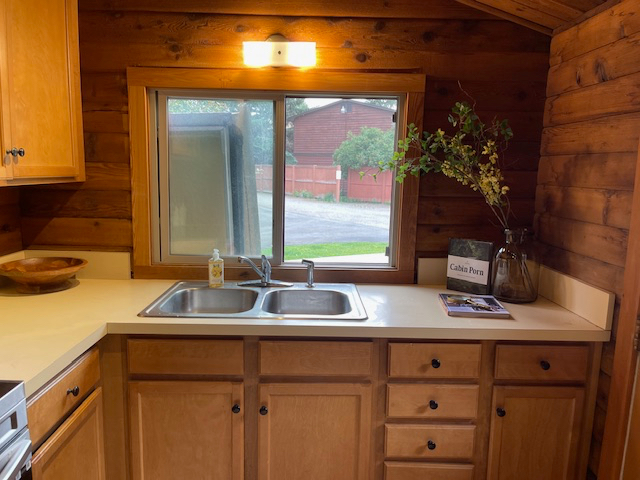 Gregory Lane - 2 bedroom/1 bath log cabin - Photo 4