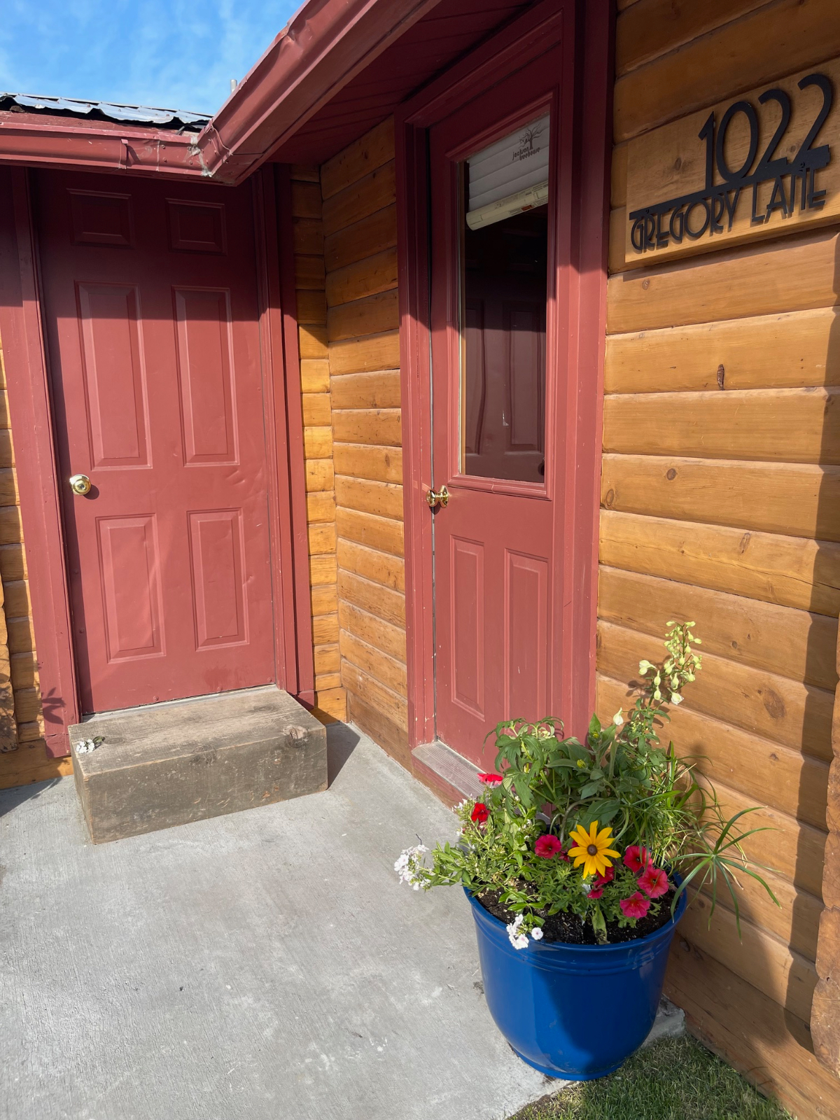 Gregory Lane - 2 bedroom/1 bath log cabin - Photo 2
