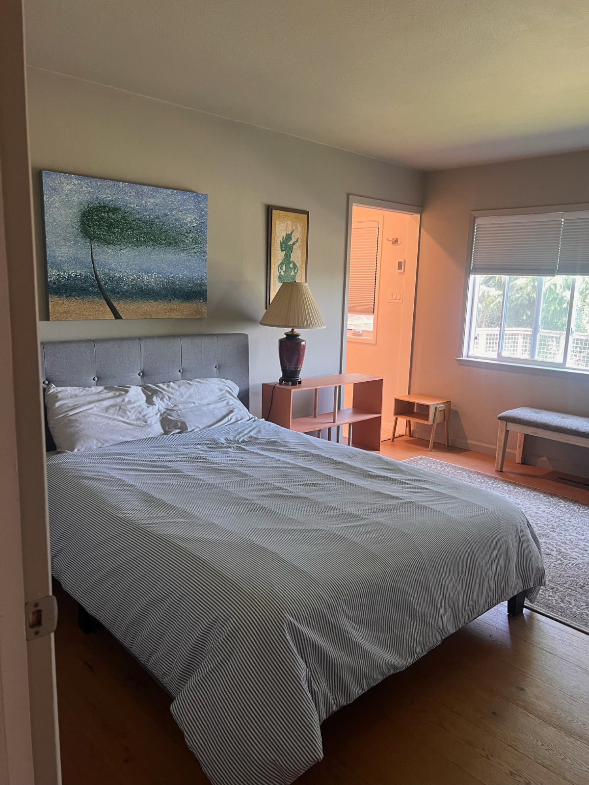 Luxurious Queen Size Bedroom with Private Bathroom