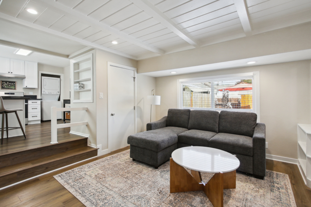 Pet friendly, spacious private cottage with a large yard near UCDavis Medical Center - Photo 1