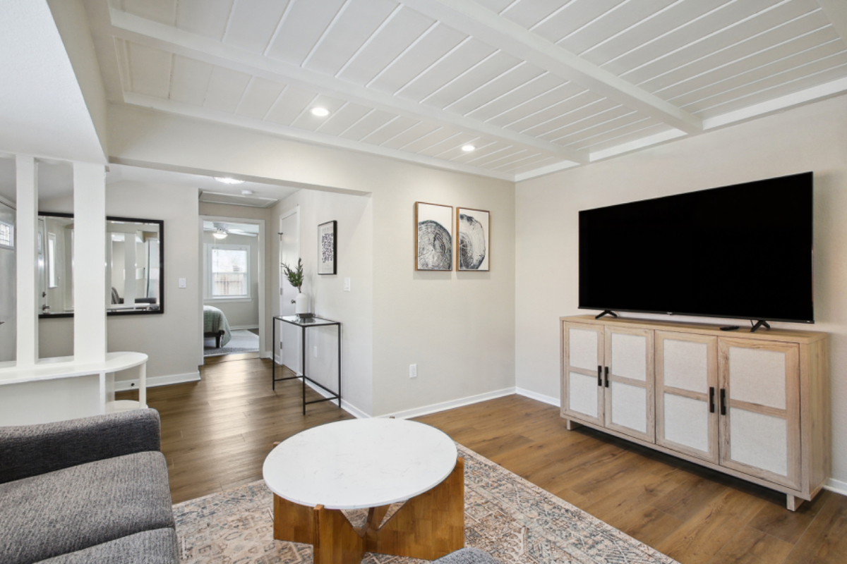 Pet friendly, spacious private cottage with a large yard near UCDavis Medical Center - Photo 3