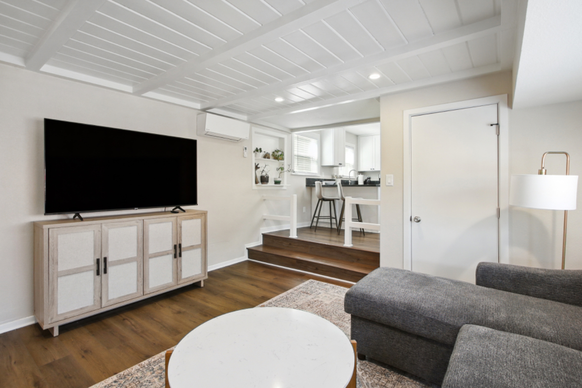 Pet friendly, spacious private cottage with a large yard near UCDavis Medical Center - Photo 2