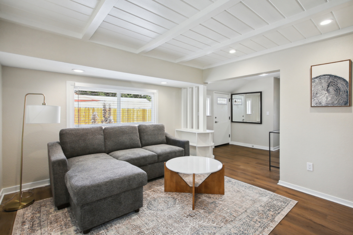 Pet friendly, spacious private cottage with a large yard near UCDavis Medical Center - Photo 4