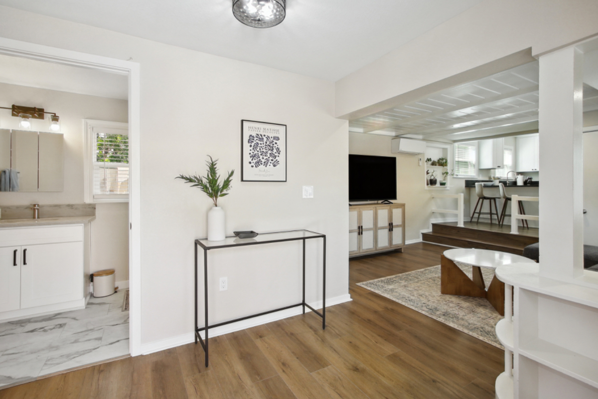 Pet friendly, spacious private cottage with a large yard near UCDavis Medical Center - Photo 5