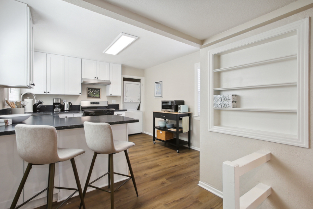 Pet friendly, spacious private cottage with a large yard near UCDavis Medical Center - Photo 6