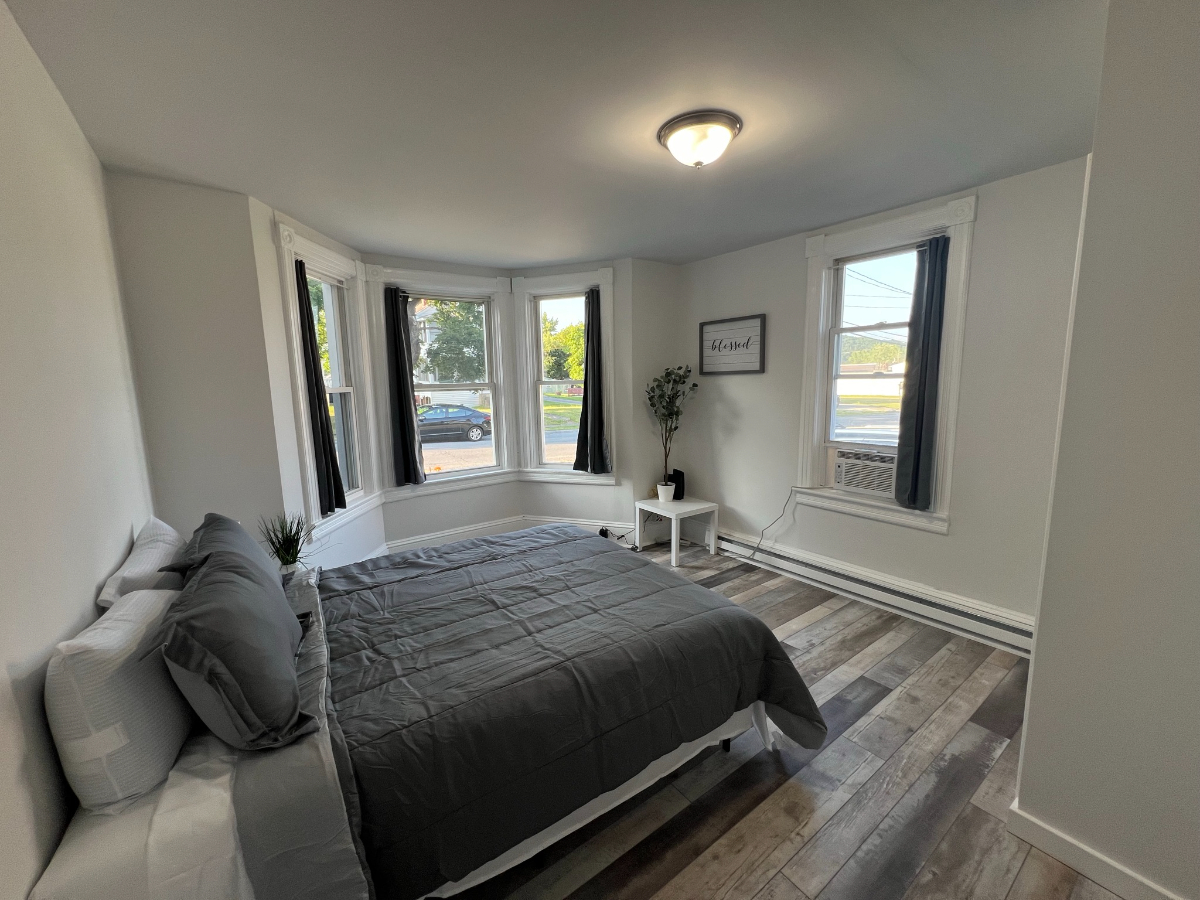 Stunning Upstairs Apartment in Whitehall - Photo 8