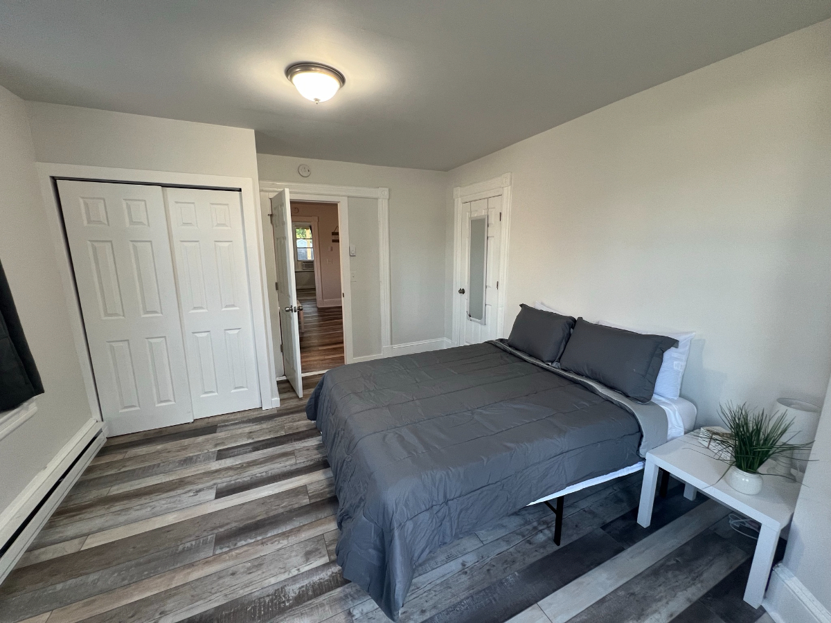Stunning Upstairs Apartment in Whitehall - Photo 9