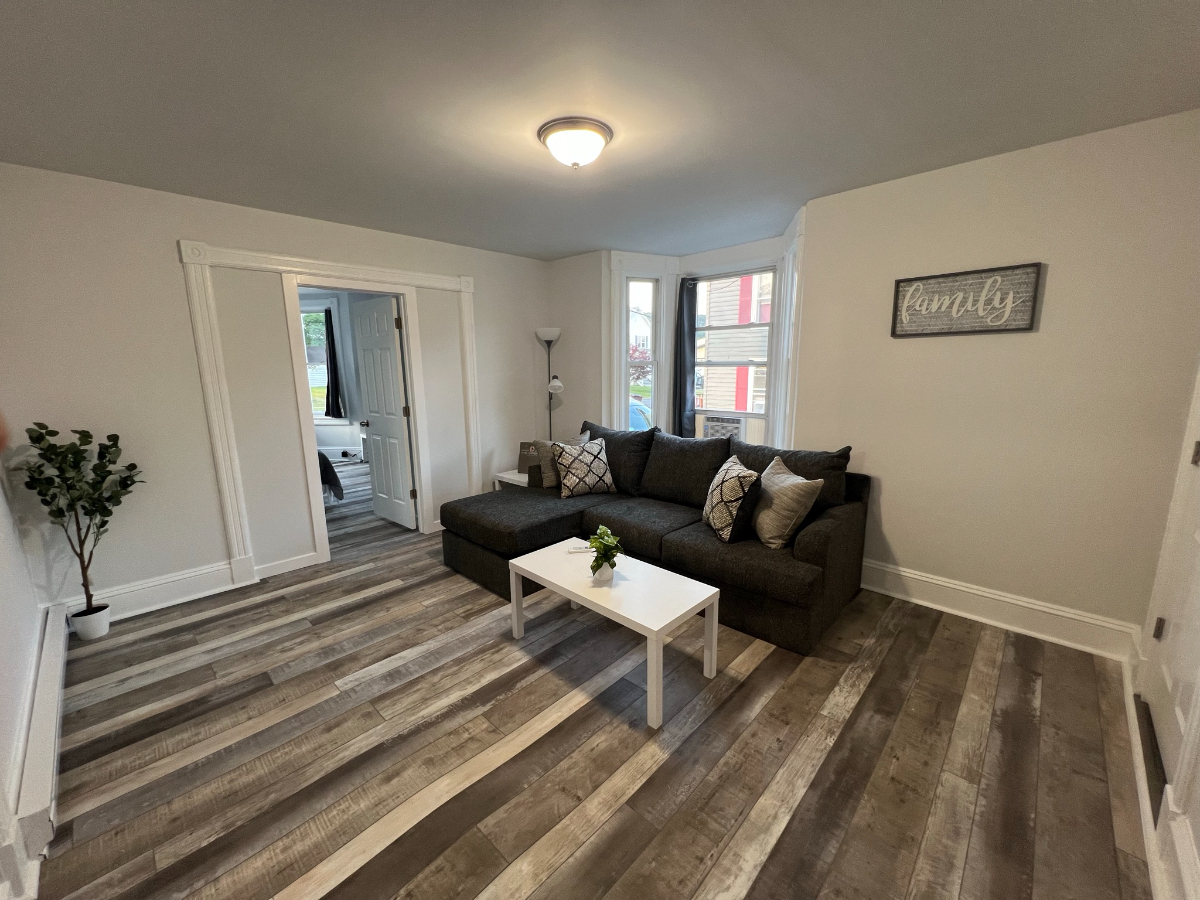 Stunning Upstairs Apartment in Whitehall - Photo 2