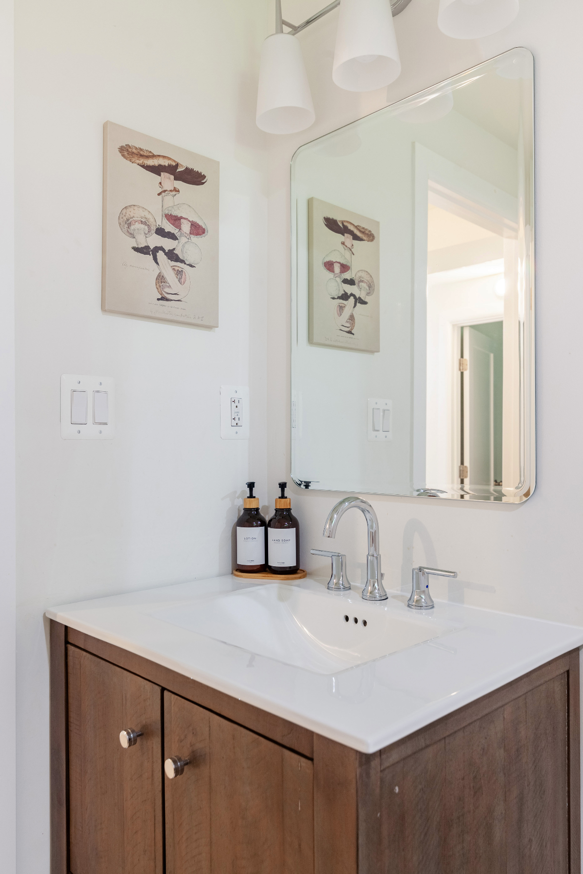 2br/2ba Modern Apartment Overlooking Rock Creek Park - Free Parking- Utilities included - Photo 8