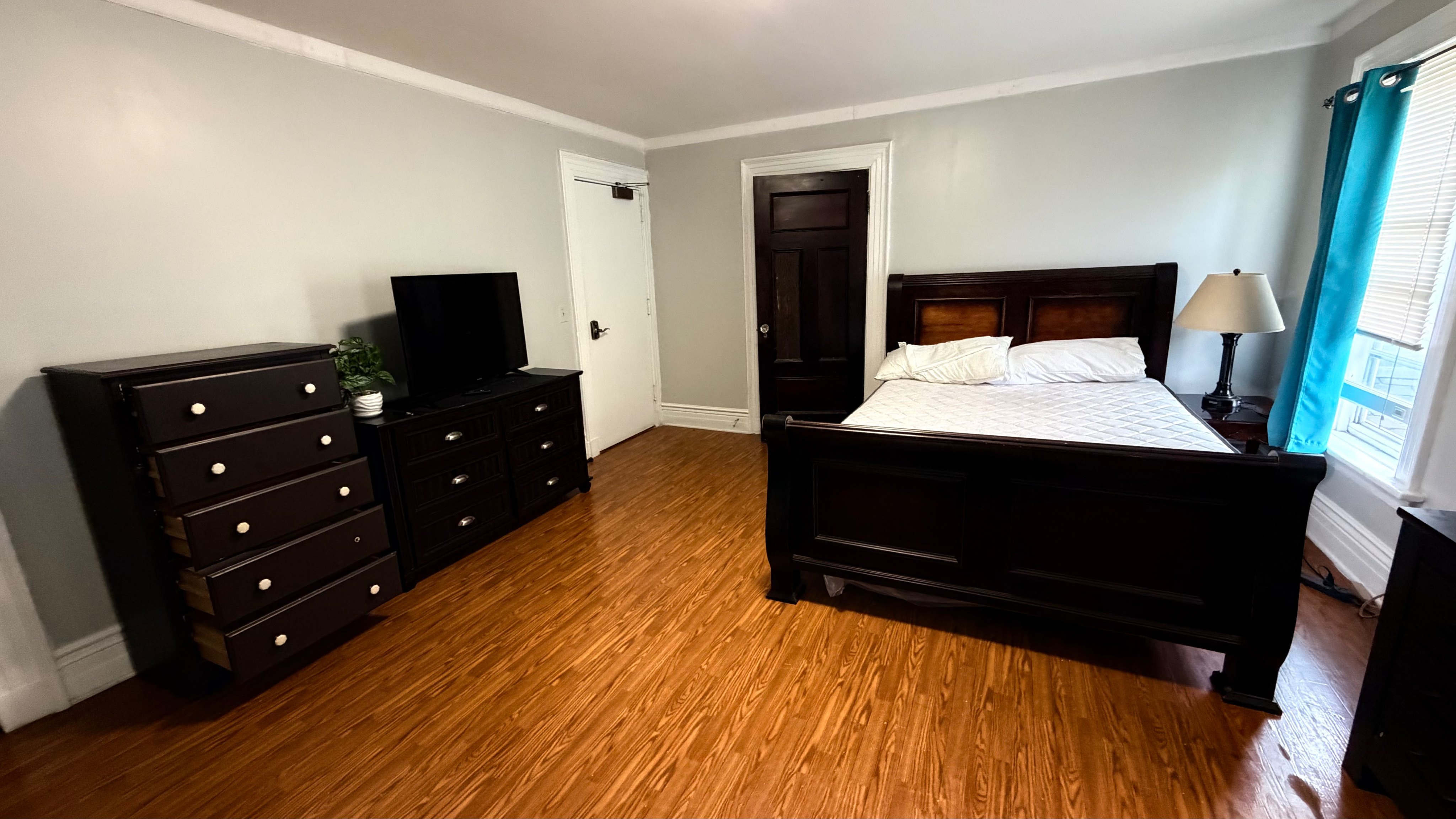 This beautiful Cozy home with 4 bedrooms 2 baths is available for individual room rental. 5 min driv - Photo 1