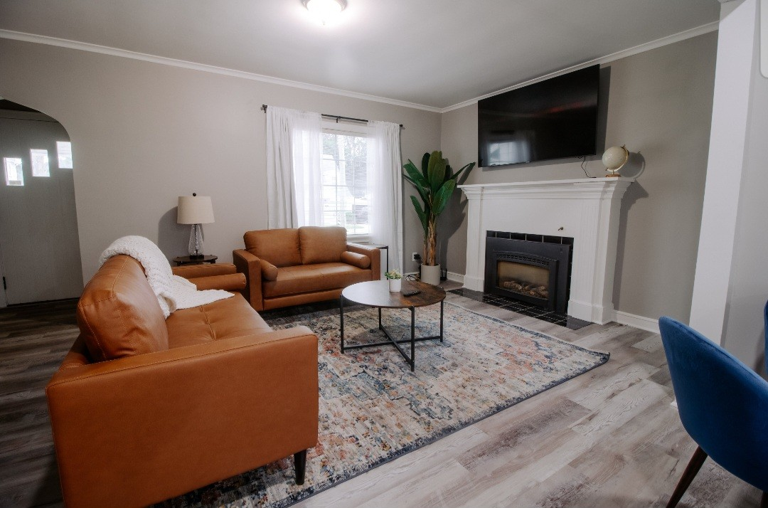 Cozy Orchard Charm A Luminous 2-Bed Gem with Enclosed Patio & Fireplace - Perfectly Nestled Single-S - Photo 1