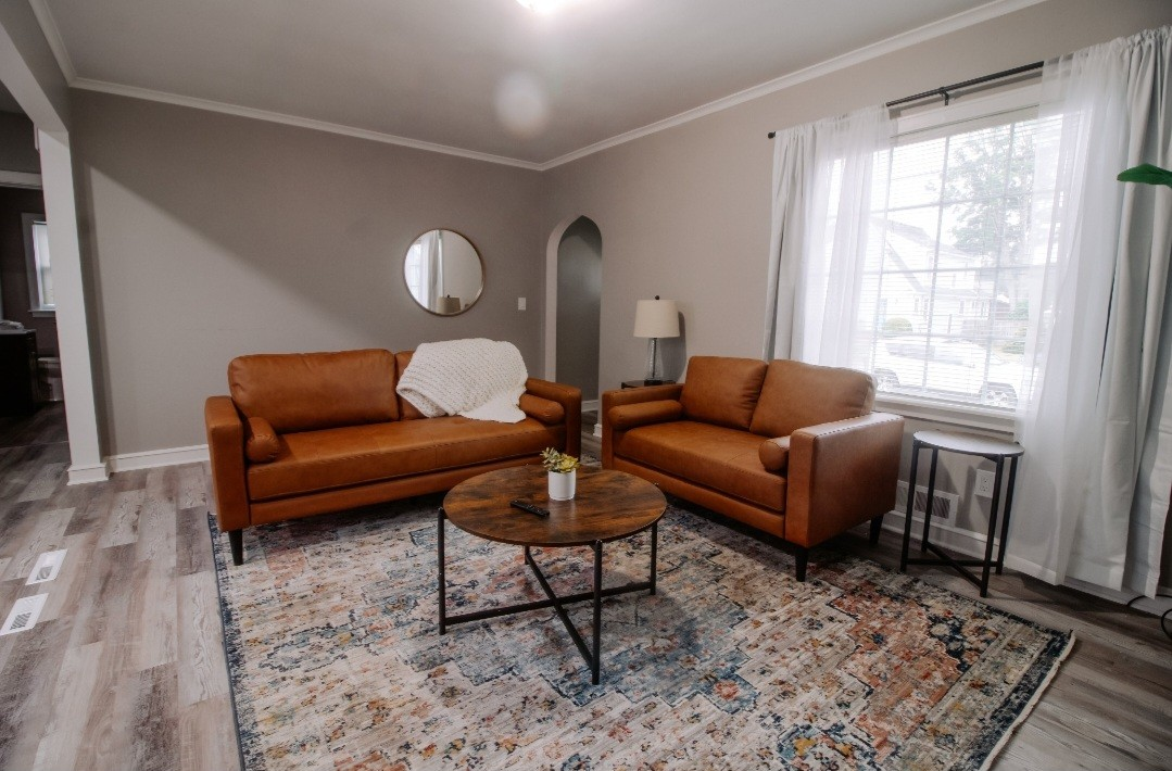 Cozy Orchard Charm A Luminous 2-Bed Gem with Enclosed Patio & Fireplace - Perfectly Nestled Single-S - Photo 2
