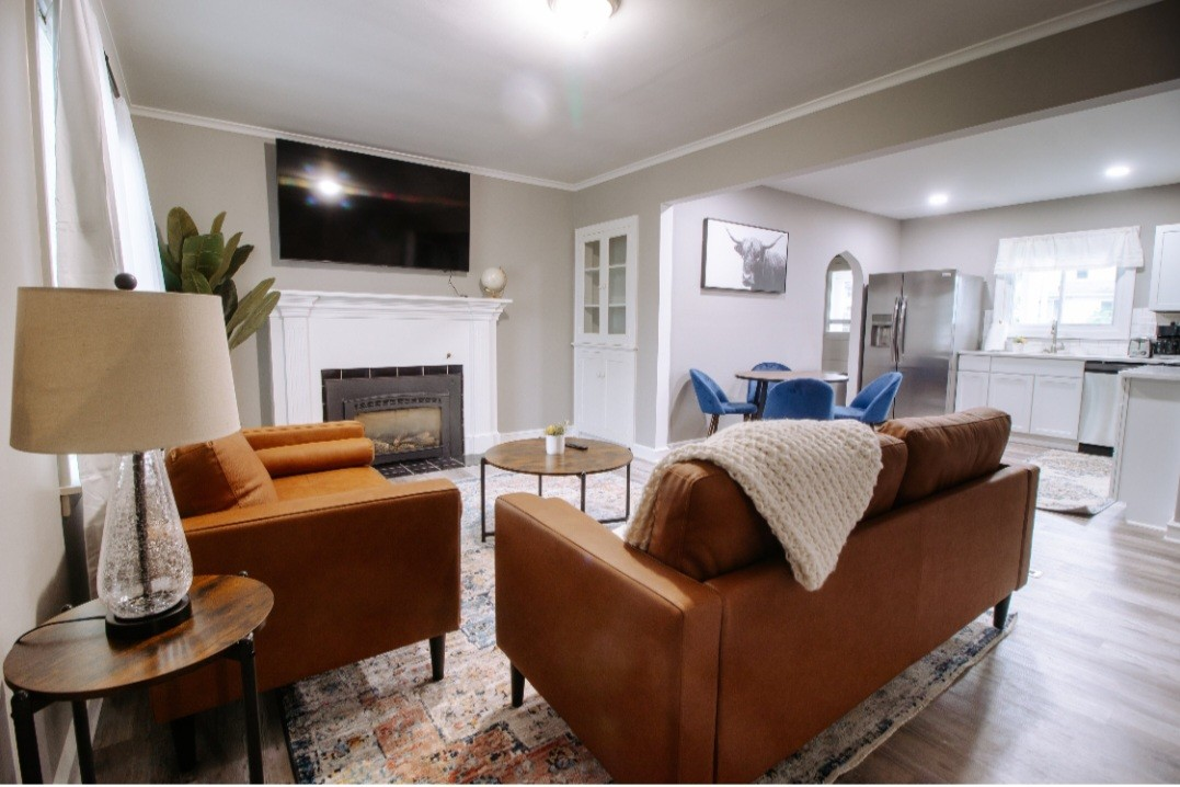 Cozy Orchard Charm A Luminous 2-Bed Gem with Enclosed Patio & Fireplace - Perfectly Nestled Single-S - Photo 3