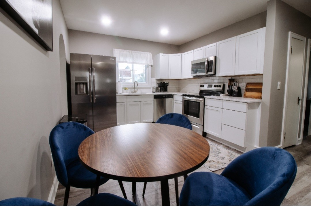 Cozy Orchard Charm A Luminous 2-Bed Gem with Enclosed Patio & Fireplace - Perfectly Nestled Single-S - Photo 8