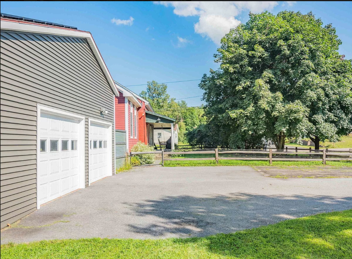 Charming Three-Bedroom Home - Photo 2