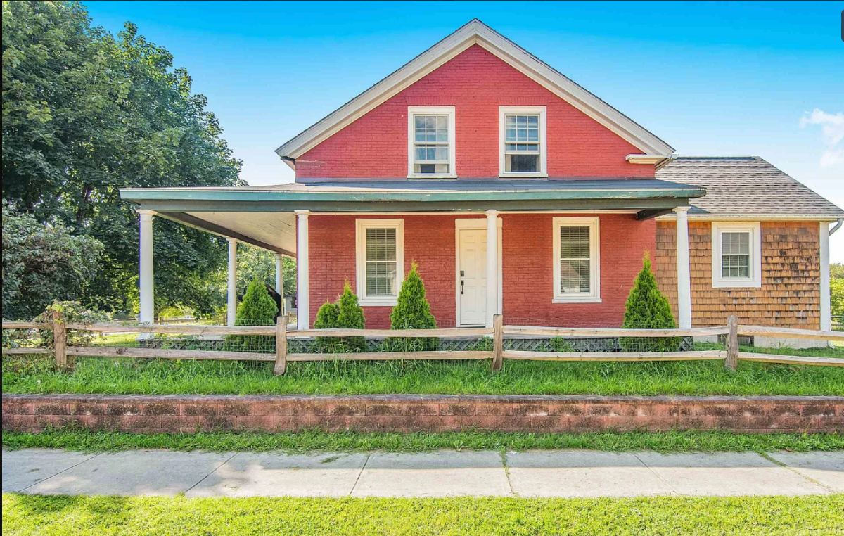 Charming Three-Bedroom Home - Photo 3