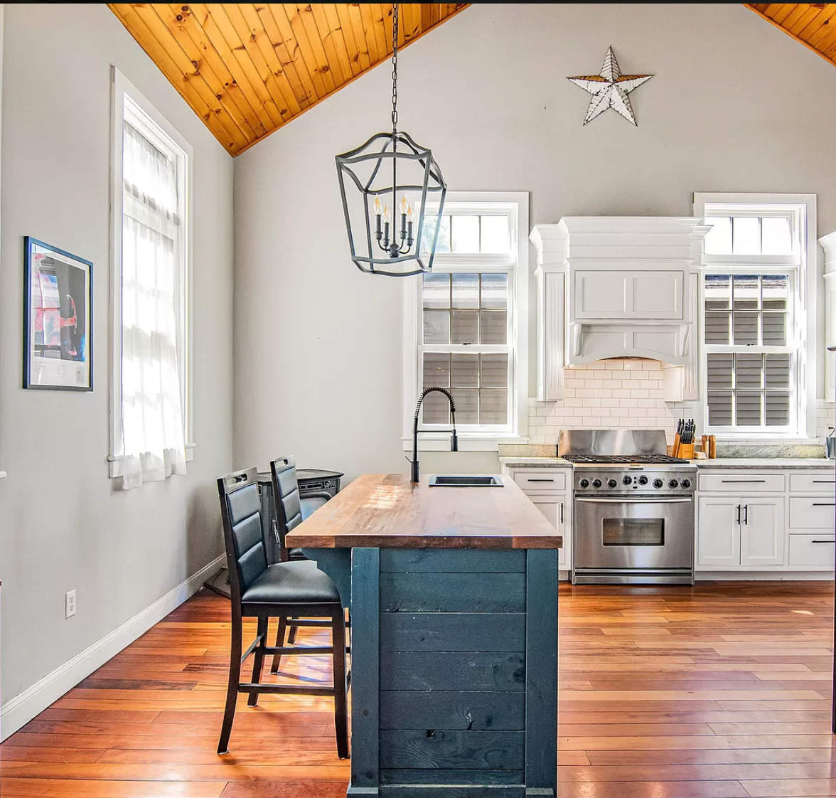 Charming Three-Bedroom Home - Photo 6