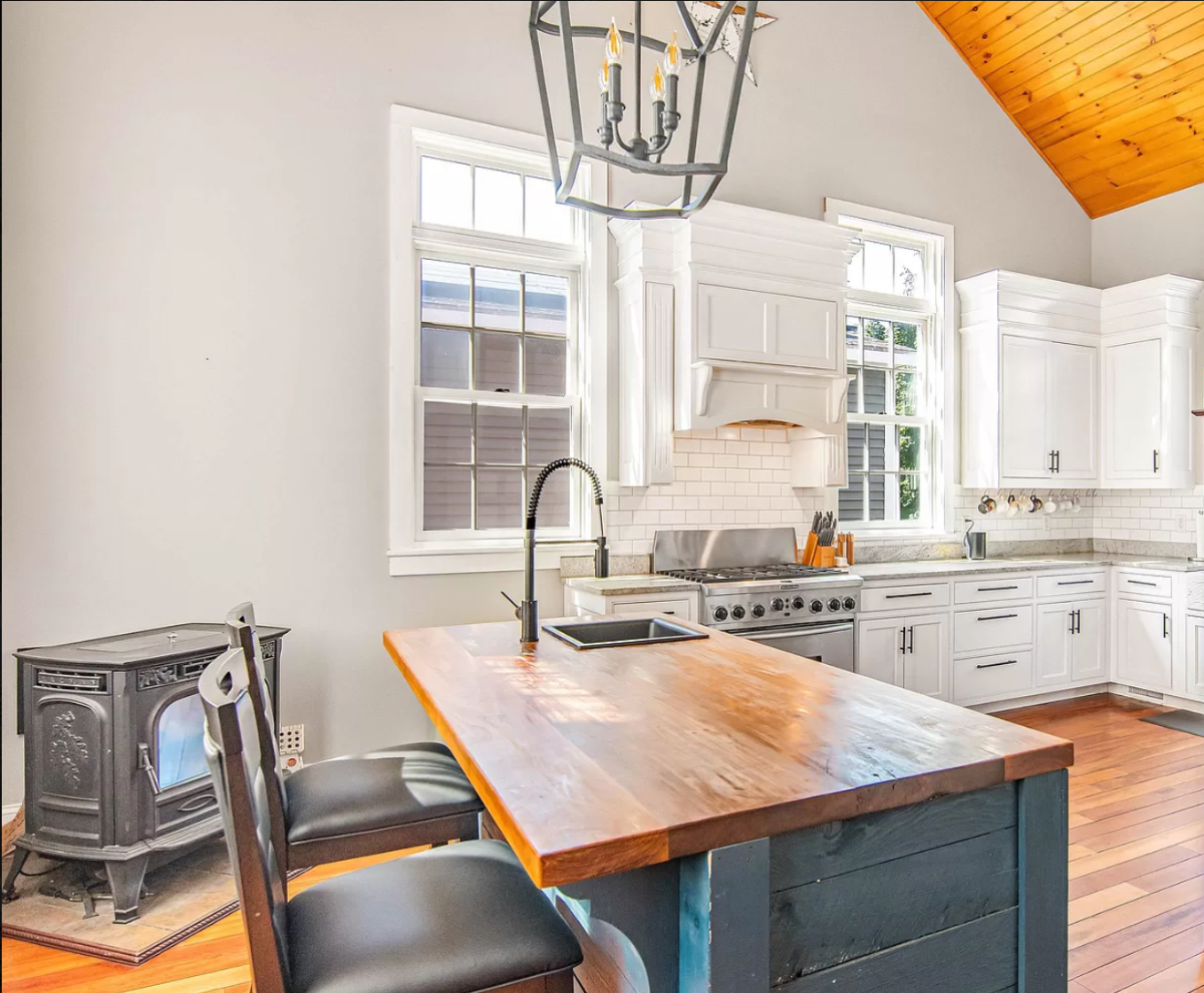 Charming Three-Bedroom Home - Photo 7