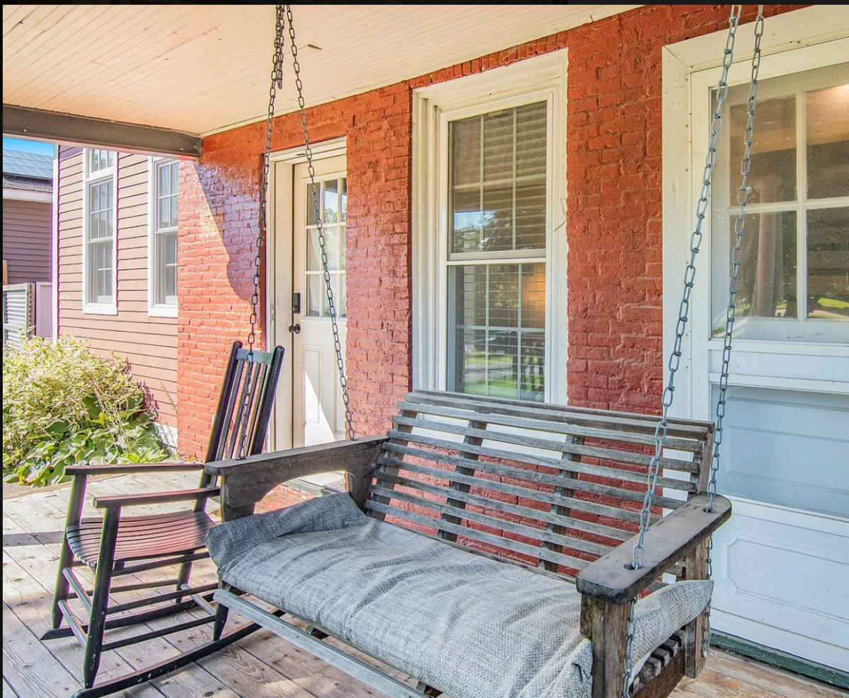 Charming Three-Bedroom Home - Photo 8