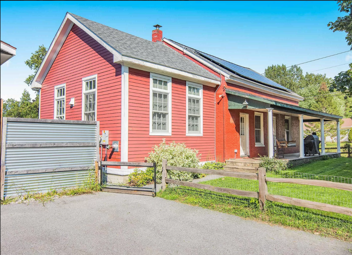 Charming Three-Bedroom Home - Photo 9