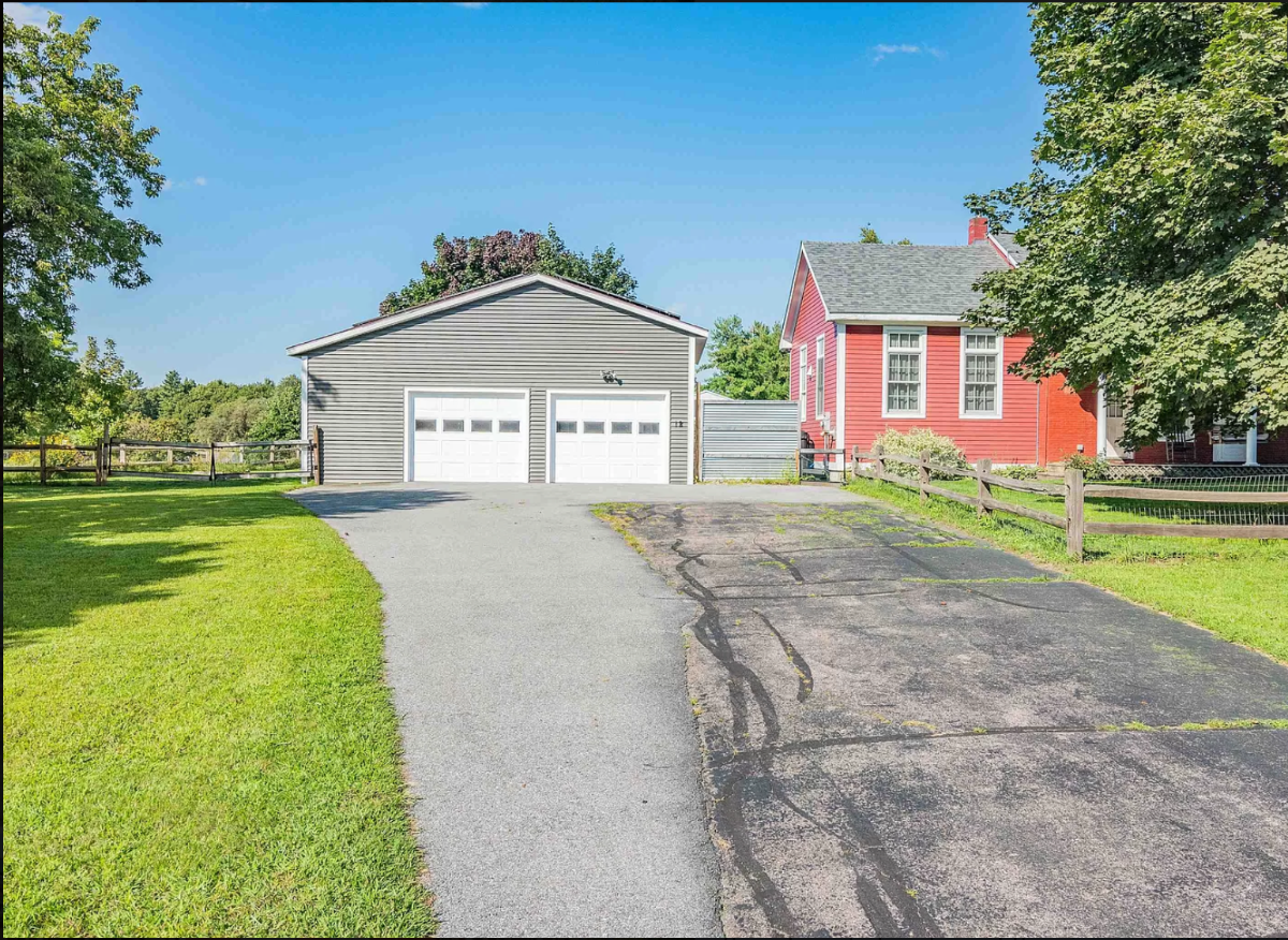 Charming Three-Bedroom Home - Photo 10