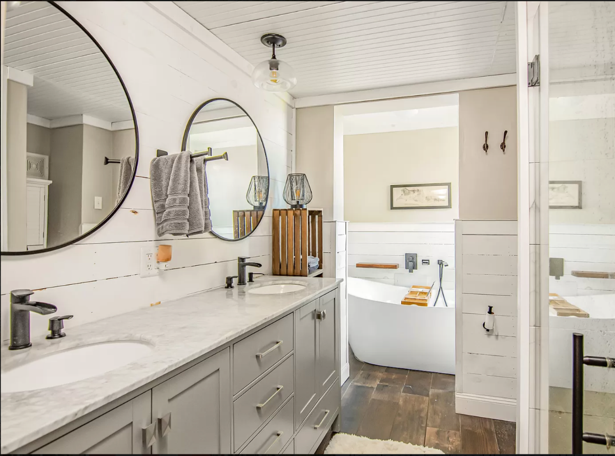 Charming Three-Bedroom Home - Photo 12