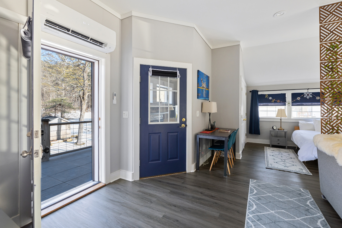Quiet, private, with all amenities - Photo 7