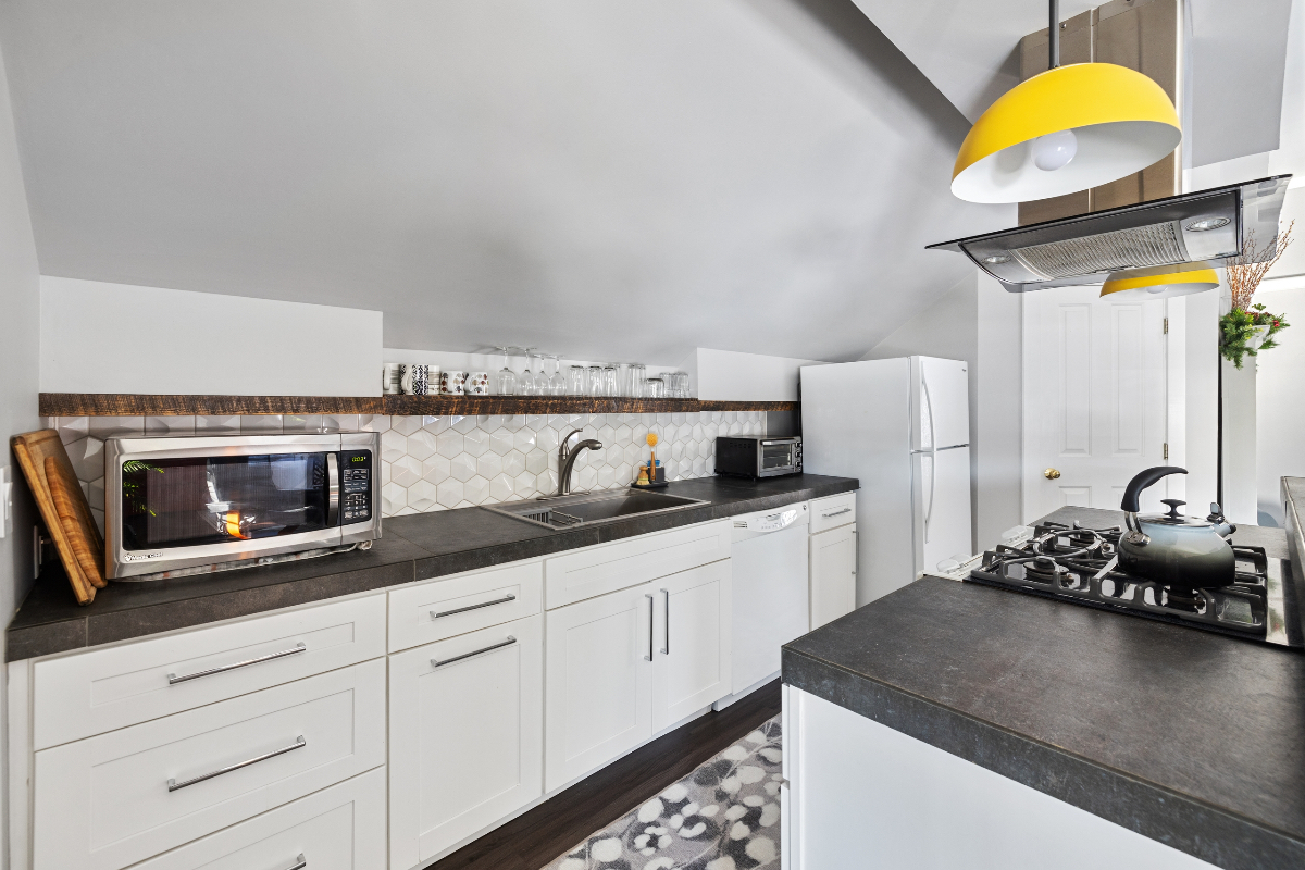 Quiet, private, with all amenities - Photo 9