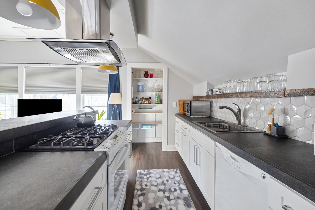Quiet, private, with all amenities - Photo 8
