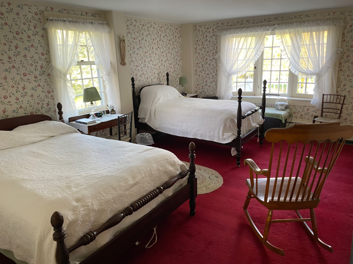 Warm, Cozy Home Near Hospital - Photo 11