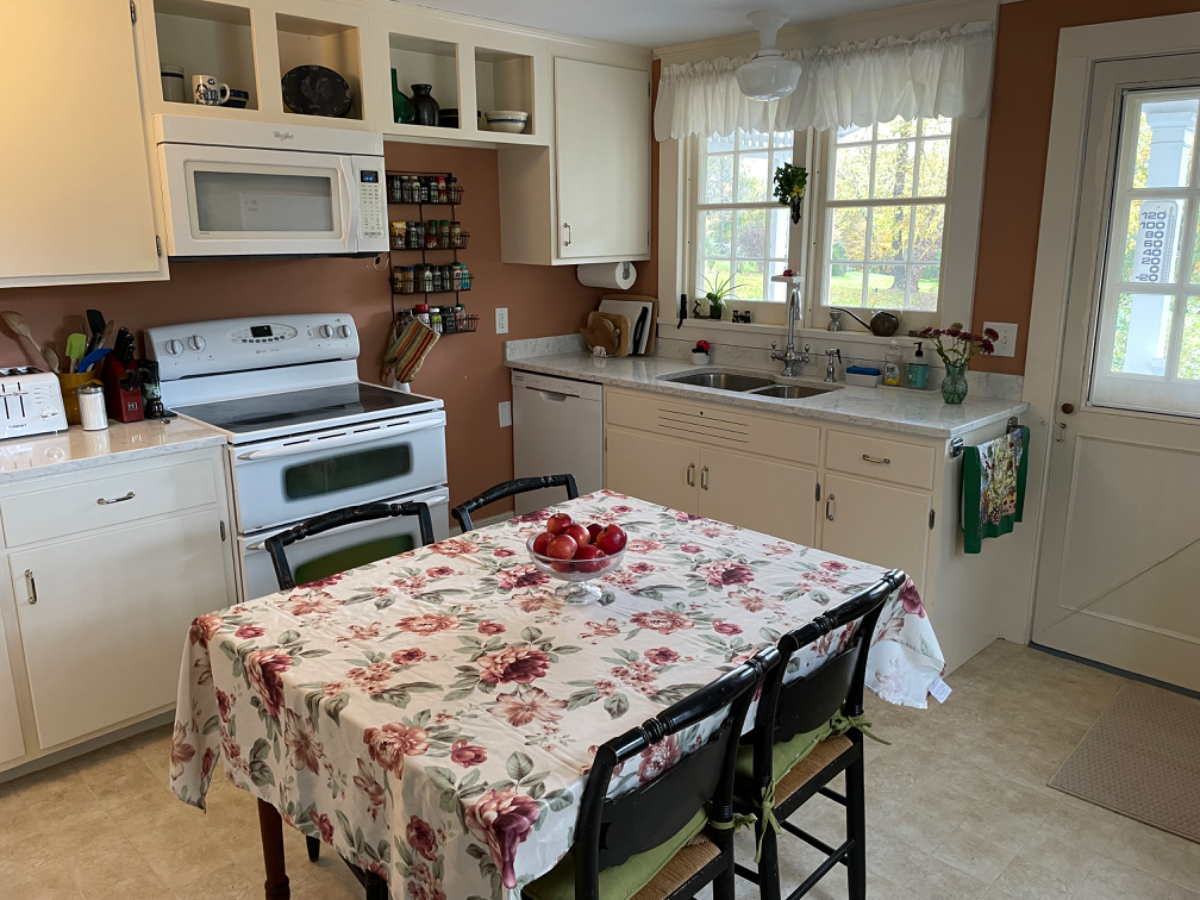 Warm, Cozy Home Near Hospital - Photo 5