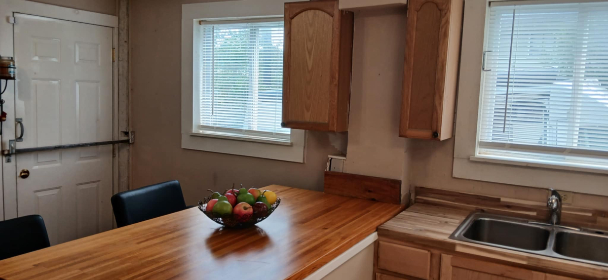4 bedroom 2 full baths conveniently located home - Photo 3