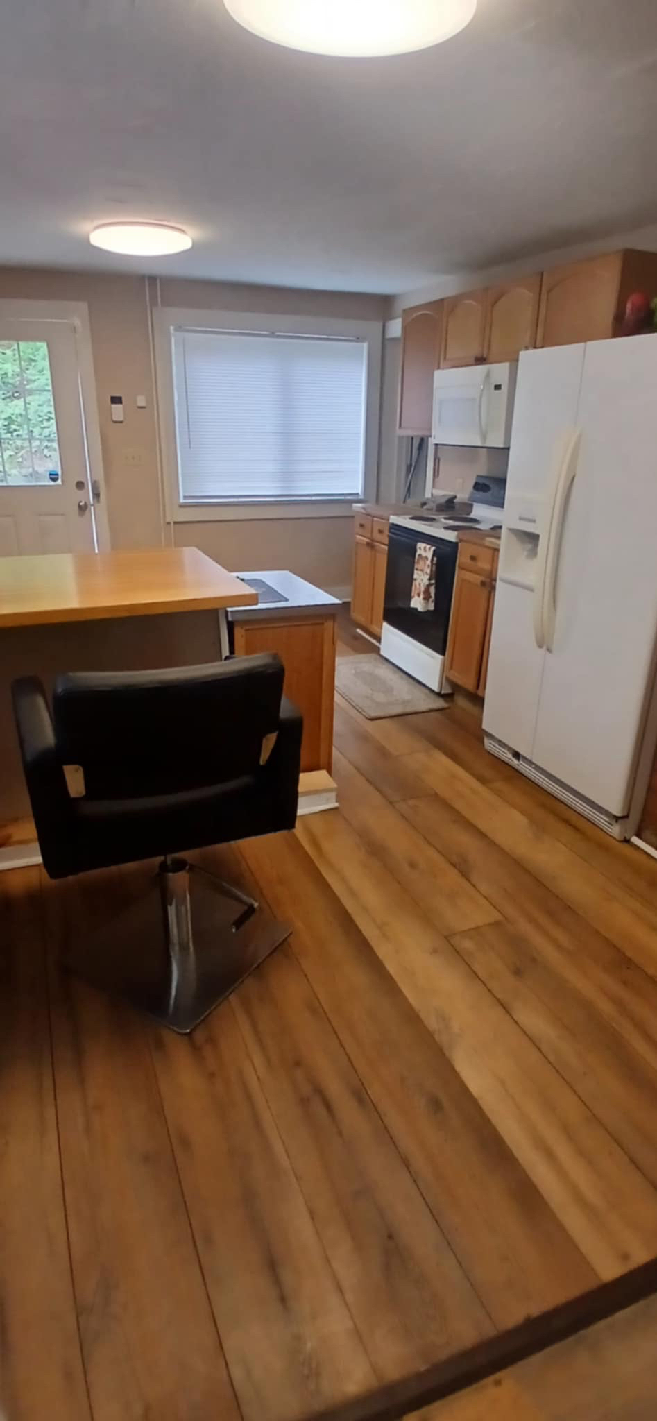 4 bedroom 2 full baths conveniently located home - Photo 4