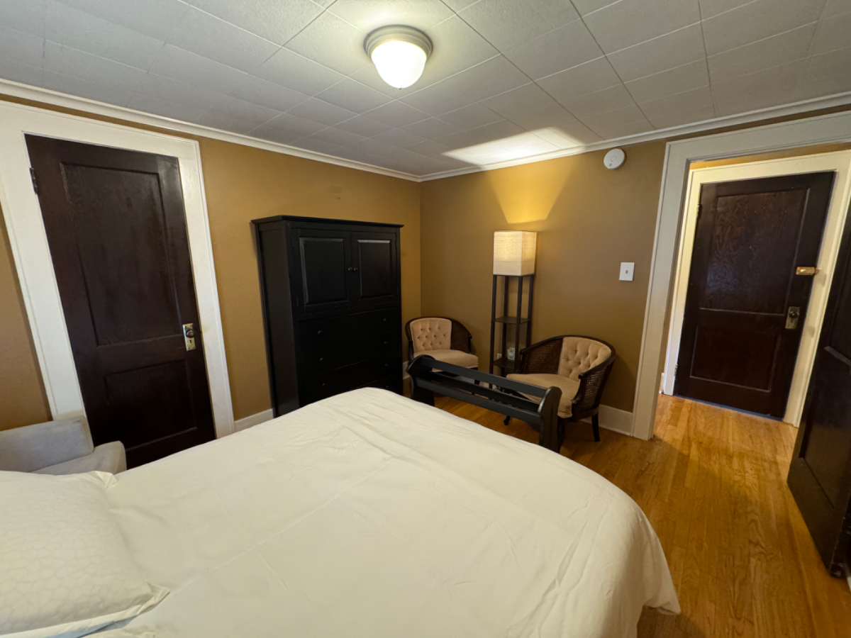 Charming 1 bedroom apartment in great neighborhood - Photo 1