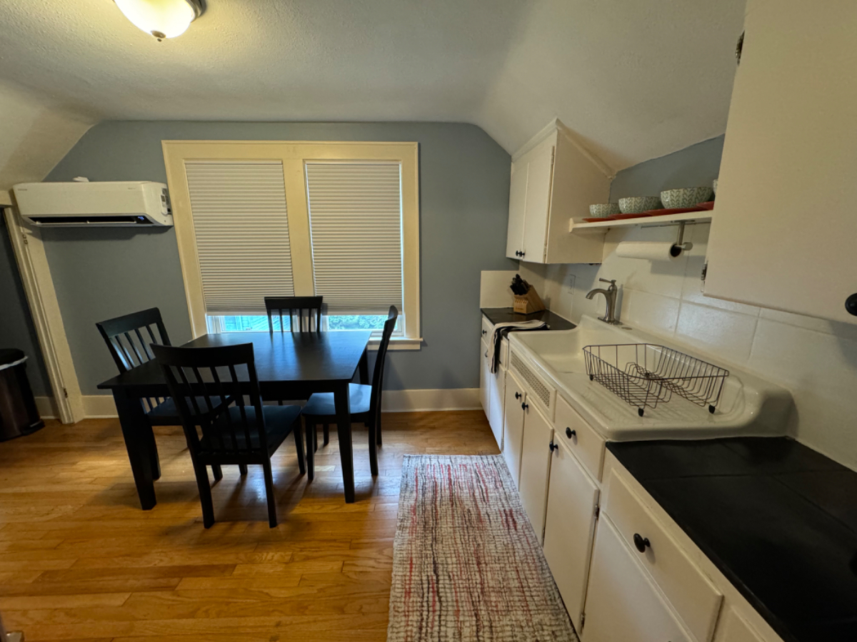 Charming 1 bedroom apartment in great neighborhood - Photo 10