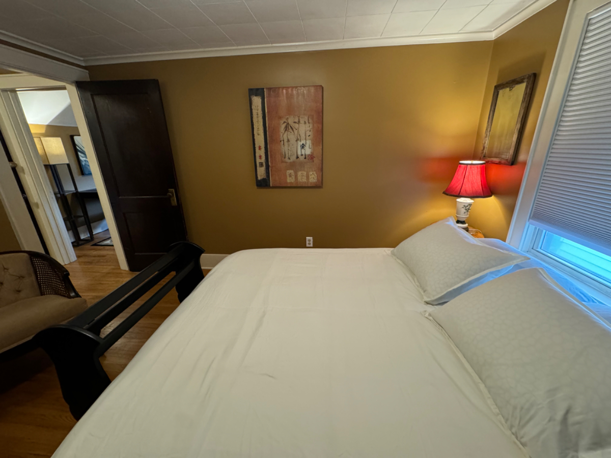 Charming 1 bedroom apartment in great neighborhood - Photo 3