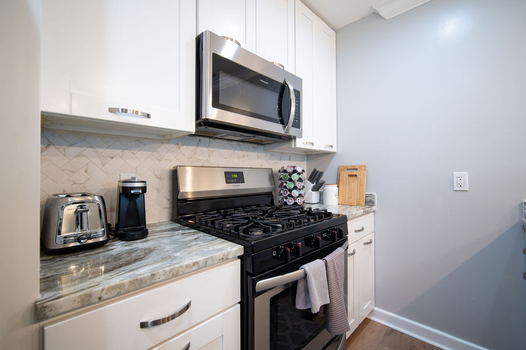 Stylish Bright Full Home w/Free Parking - Photo 2