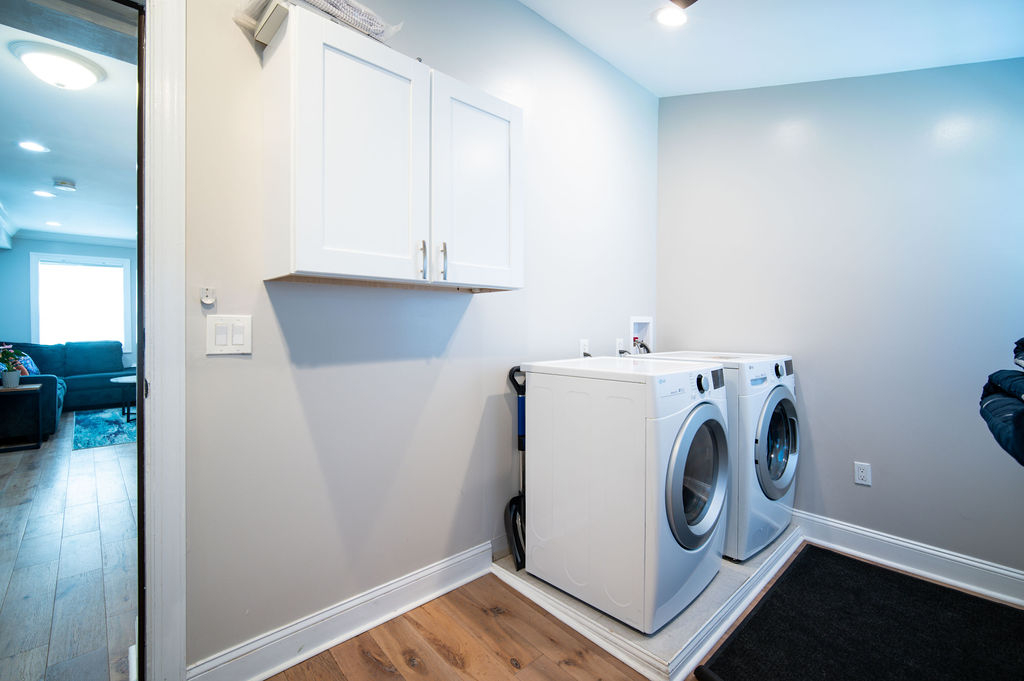 Stylish Bright Full Home w/Free Parking - Photo 3