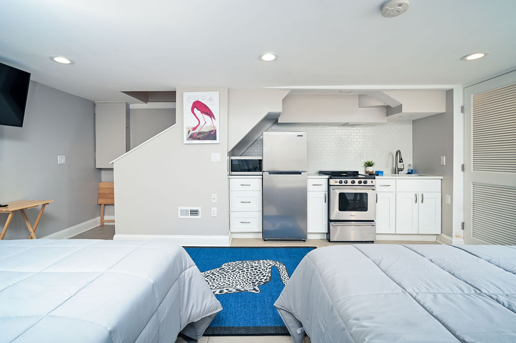 Stylish Bright Full Home w/Free Parking - Photo 4