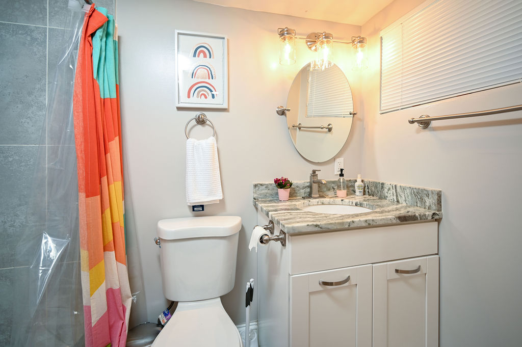 Stylish Bright Full Home w/Free Parking - Photo 5