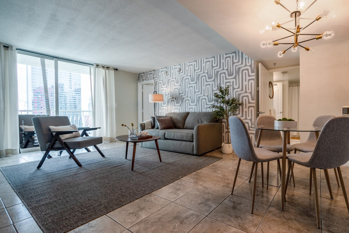 Contempo Condo Stunning Bay Views (819069)
