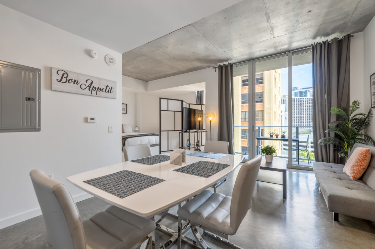 Cozy Downtown Pad- Luxe Rooftop pool, gym (819070)