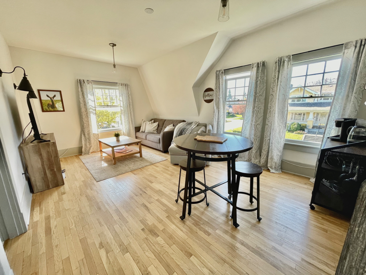 The Rainier - King bed suite blocks from Tacoma General