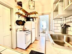 The Salish - King Bed Apartment in Historic Home