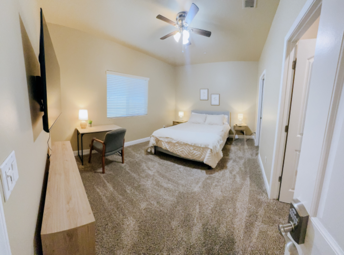 Unit4-Furnished Luxury Room with En-Suite Bathroom