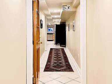 Cozy Basement Level Retreat Comfortable 2-Bedroom Apartment with Deck, Modern Kitchen & Access to Re - Photo 4