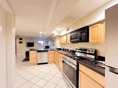Cozy Basement Level Retreat Comfortable 2-Bedroom Apartment with Deck, Modern Kitchen & Access to Re - Photo 9