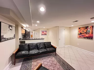 Cozy Basement Level Retreat Comfortable 2-Bedroom Apartment with Deck, Modern Kitchen & Access to Re - Photo 5