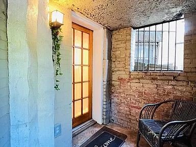 Cozy Basement Level Retreat Comfortable 2-Bedroom Apartment with Deck, Modern Kitchen & Access to Re - Photo 1