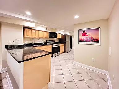 Cozy Basement Level Retreat Comfortable 2-Bedroom Apartment with Deck, Modern Kitchen & Access to Re - Photo 8